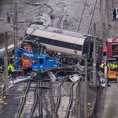 Rettungskräfte an der Unfallstelle des Zugunglücks in Spanien
