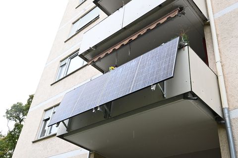 Mini-Solaranlagen am Balkon oder der Terrasse boomen in Baden-Württemberg. Foto: Bernd Weißbrod/dpa
