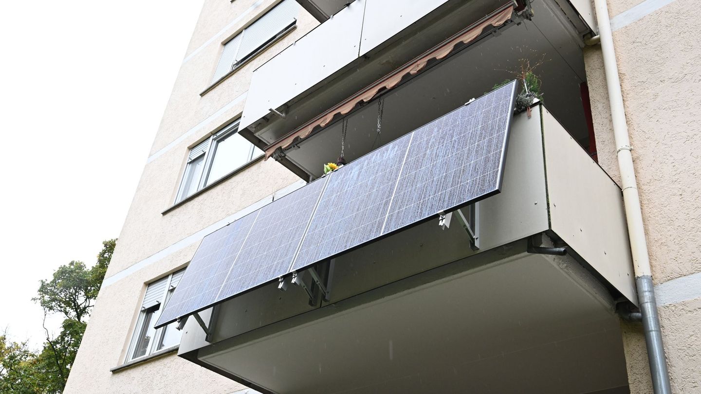 Mini-Solaranlagen am Balkon oder der Terrasse boomen in Baden-Württemberg. Foto: Bernd Weißbrod/dpa