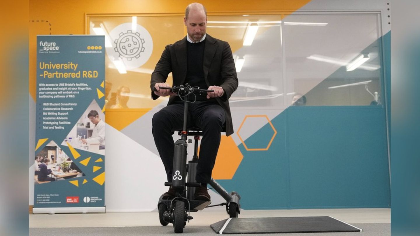 Prinz-William-Er-unternimmt-Probefahrt-mit-Mobilit-tsroller