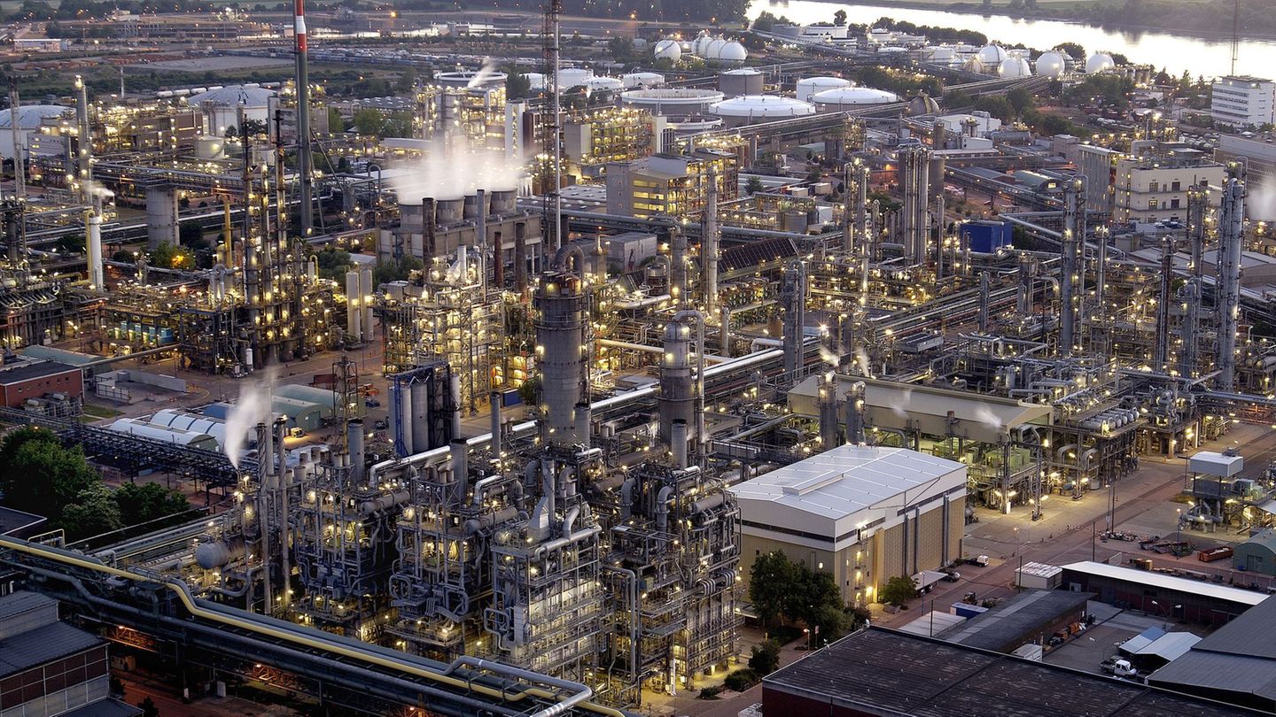 Chemieindustrie-BASF-entt-uscht-mit-starkem-R-ckgang-beim-operativen-Gewinn