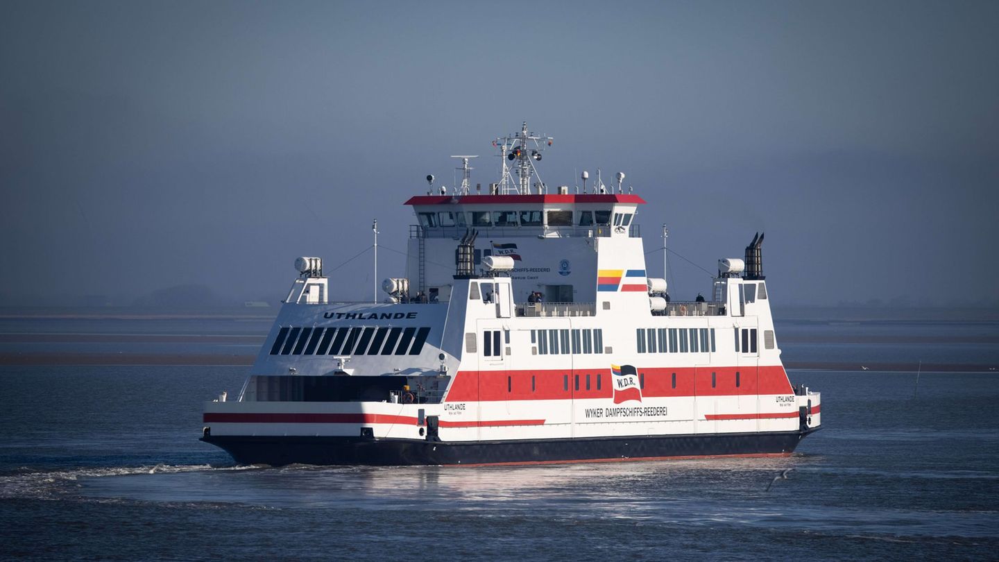Niedrigwasser führt zu Verschiebungen im Fahrplan der Insel- und Halligfähren. (Archivbild) Foto: Christian Charisius/dpa