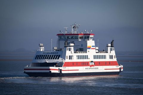 Niedrigwasser führt zu Verschiebungen im Fahrplan der Insel- und Halligfähren. (Archivbild) Foto: Christian Charisius/dpa