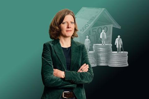 Nadine Oberhuber steht freigestellt vor einer Illustration zu den Kosten von Pflegeheimen