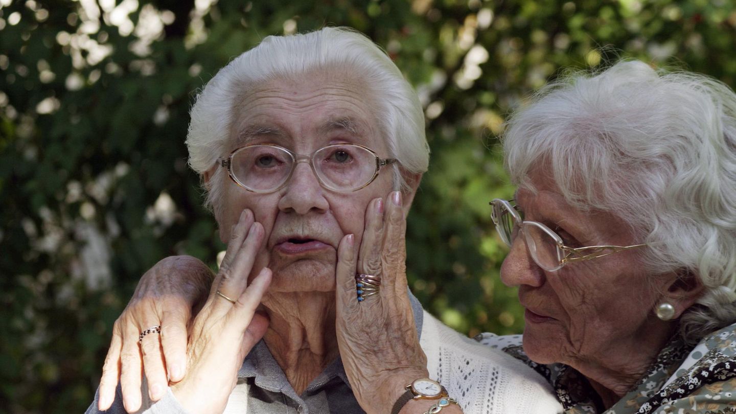 Zwei ältere Frauen: Im deutschen Pflegesystem gibt es viele Probleme