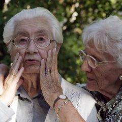 Zwei ältere Frauen: Im deutschen Pflegesystem gibt es viele Probleme