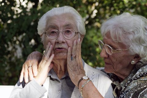 Zwei ältere Frauen: Im deutschen Pflegesystem gibt es viele Probleme