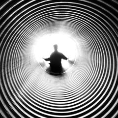 Eine unscharfe Person am Ende einer Spirale