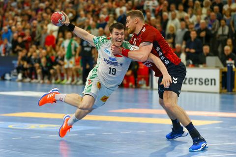 Elvar Örn Jonsson (l) wird dem SC Magdeburg lange fehlen. (Archivbild) Foto: Michael Hundt/dpa