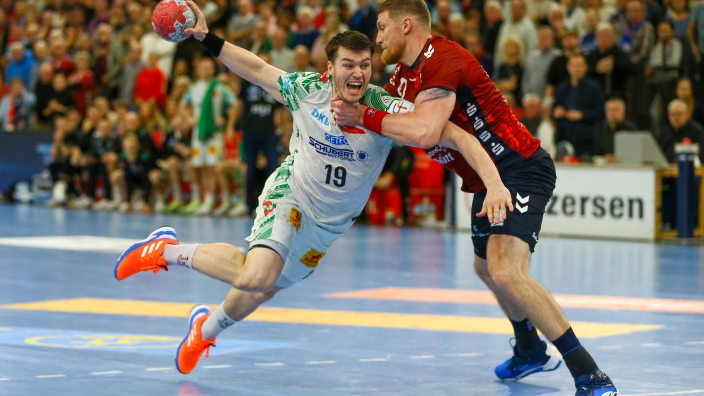 Elvar Örn Jonsson (l) wird dem SC Magdeburg lange fehlen. (Archivbild) Foto: Michael Hundt/dpa