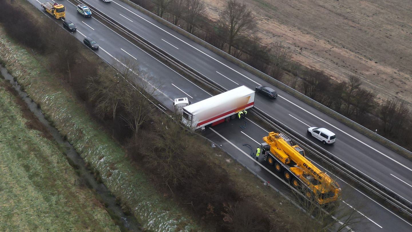 Nach einem Glätteunfall blockiert ein querstehender Lastwagen die Autobahn 31 bei Leer. Foto: Lars Penning/dpa