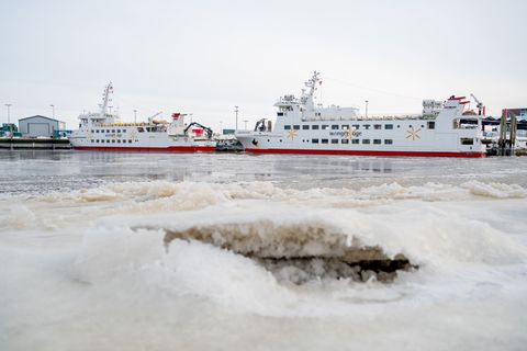 Wegen niedriger Wasserstände fallen Fähren teils aus oder fahren zu anderen Zeiten. (Archivbild) Foto: Hauke-Christian Dittrich/