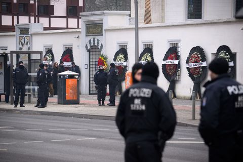 Die Beerdigung im Berliner Clan-Milieu wird von der Polizei mit einem größeren Aufgebot begleitet. Foto: Bernd von Jutrczenka/dp