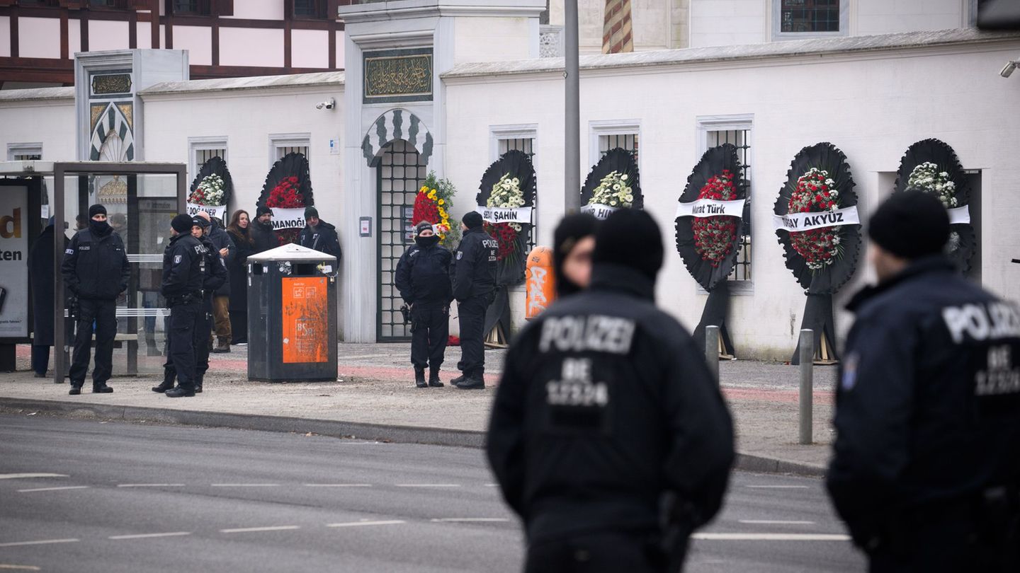 Die Beerdigung im Berliner Clan-Milieu wird von der Polizei mit einem größeren Aufgebot begleitet. Foto: Bernd von Jutrczenka/dp