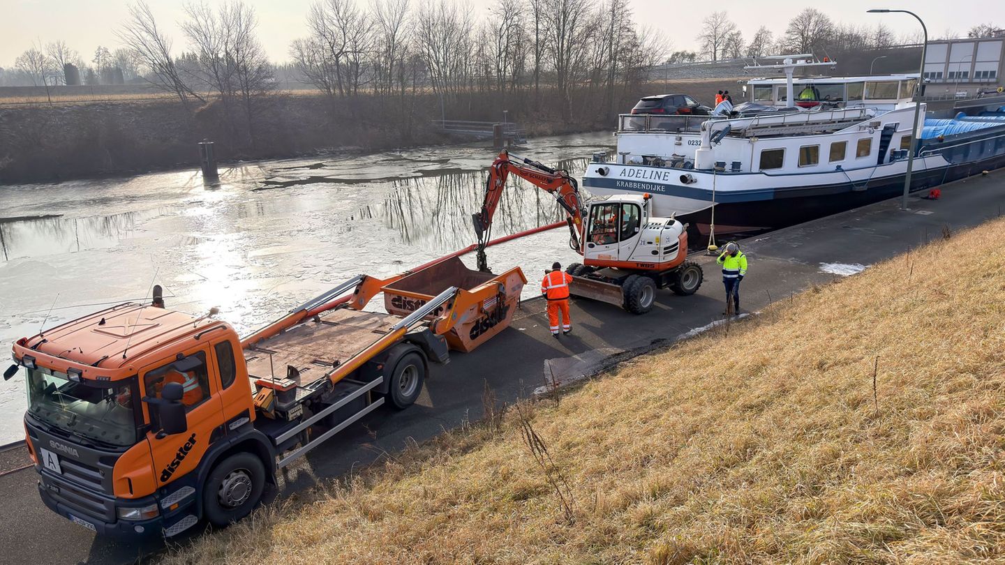 Nach der Havarie eines Güterschiffs auf dem Main-Donau-Kanal im Kreis Forchheim ist der Schiffsverkehr dort vorerst eingestellt.
