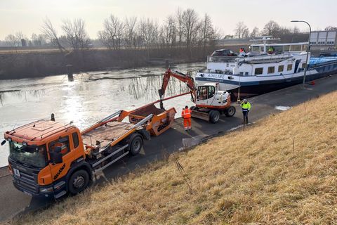 Nach der Havarie eines Güterschiffs auf dem Main-Donau-Kanal im Kreis Forchheim ist der Schiffsverkehr dort vorerst eingestellt.