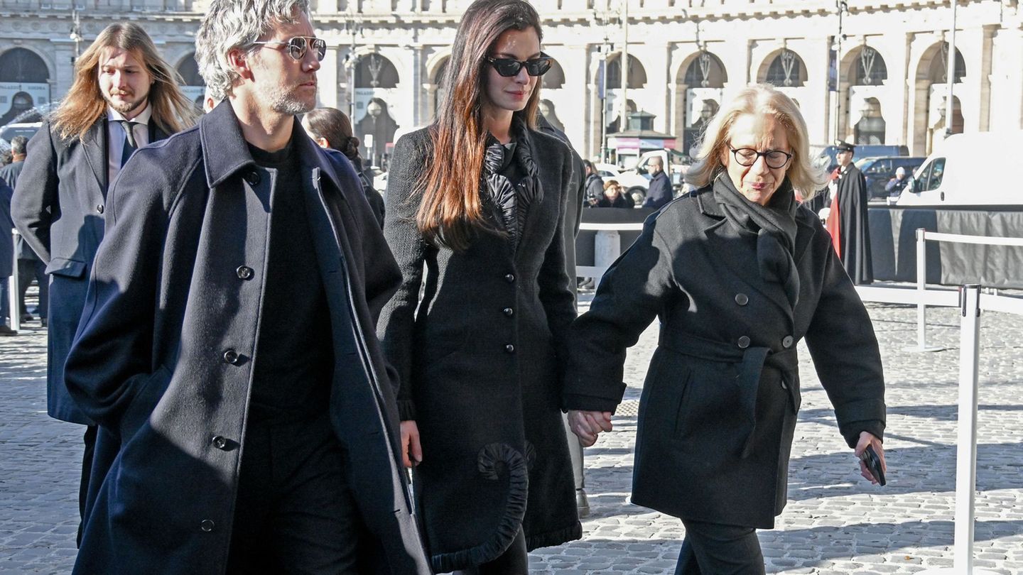 Prominente wie Anne Hathaway trauern um Valentino. Foto: Maurizio D'avanzo/IPA via ZUMA Press/dpa
