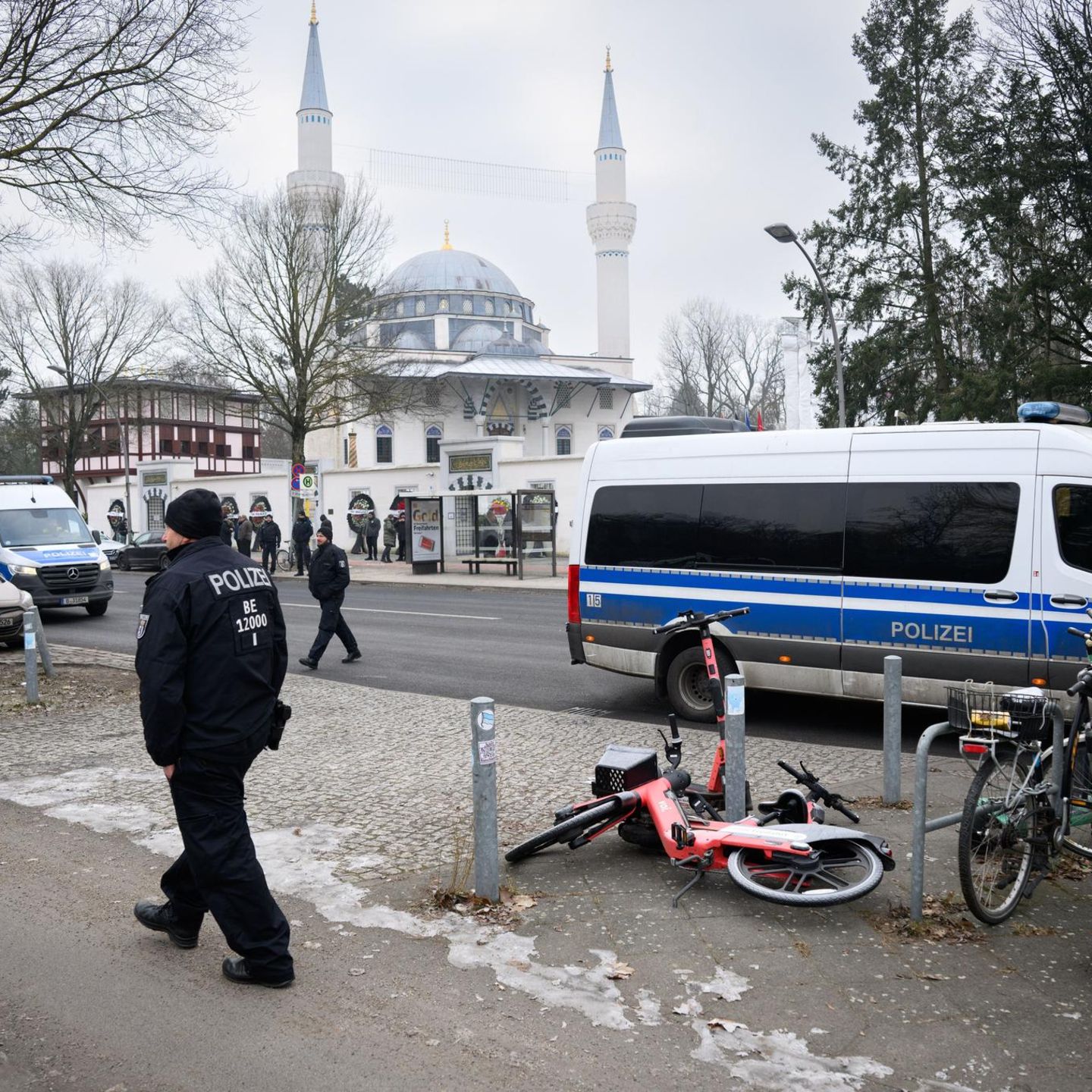 Polizeibeamte stehen anlässlich des Trauergebets vor der Neuköllner Sehitlik-Moschee in Berlin