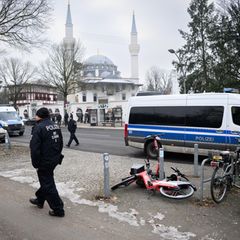 Polizeibeamte stehen anlässlich des Trauergebets vor der Neuköllner Sehitlik-Moschee in Berlin