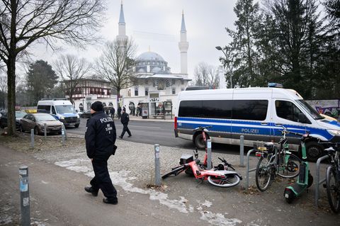 Polizeibeamte stehen anlässlich des Trauergebets vor der Neuköllner Sehitlik-Moschee in Berlin