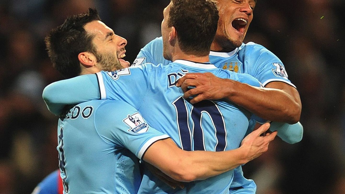 Waren Teamkollegen bei Manchester City: Bayern-Coach Kompany (r) und der Neu-Schalker Dzeko (M). (Archivbild) Foto: picture alli