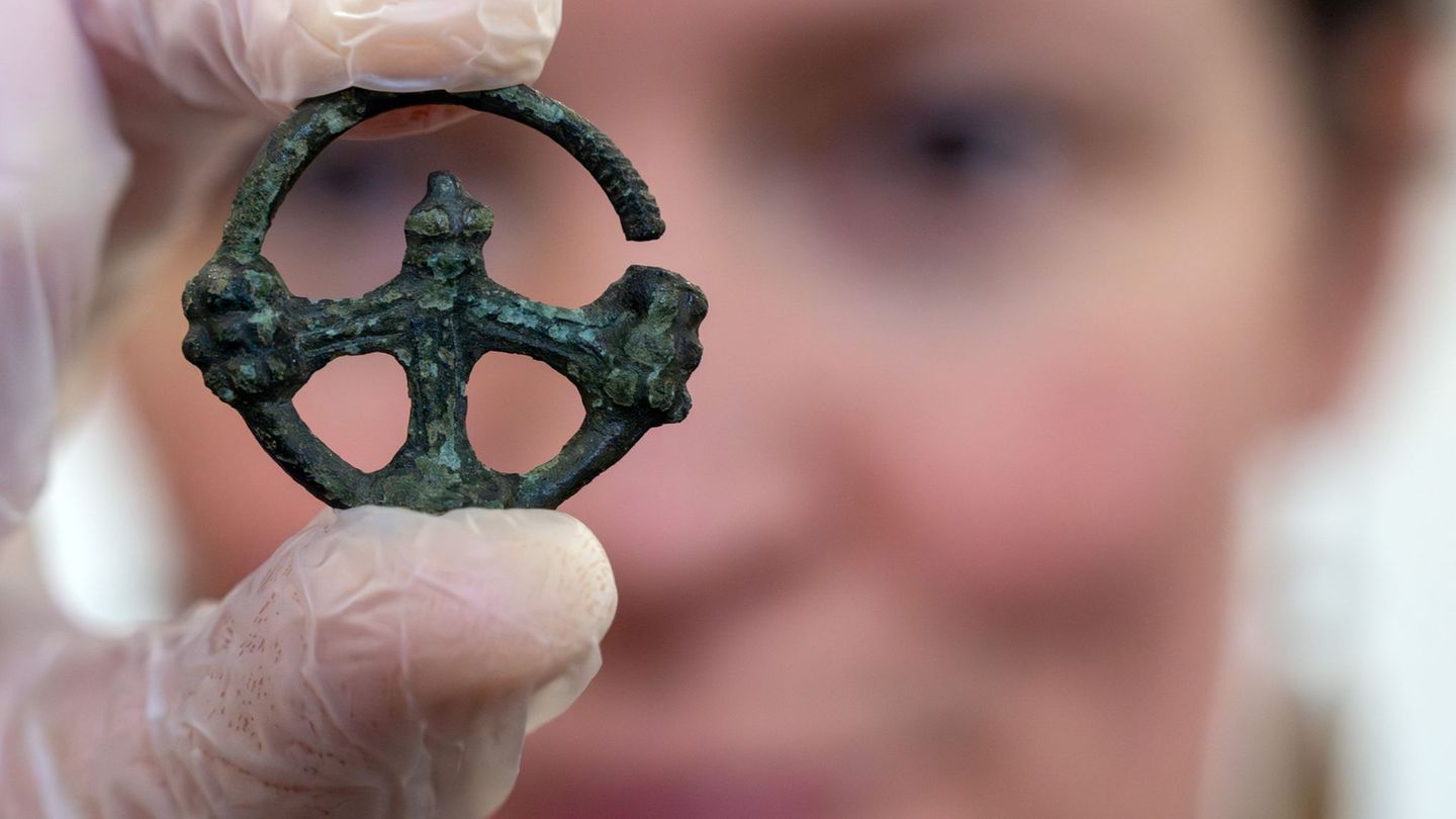 Das gefundene Kreuz passt exakt zu einer bereits vor mehr als 40 Jahren in Spandau gefundenen Gussform. Foto: Soeren Stache/dpa