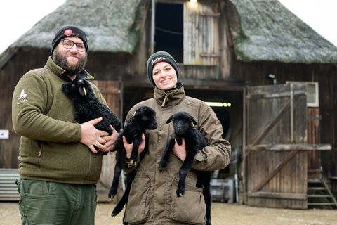 Für Schäfer und Schäferinnen wie Clemens Lippschuss und Josefine Schön ist die derzeitige Lammzeit eine extrem intensive und arb