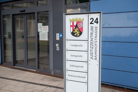 Das Landgericht Kaiserslautern soll nun über die Eröffnung des Hauptverfahrens entscheiden. (Archivbild) Foto: Harald Tittel/dpa