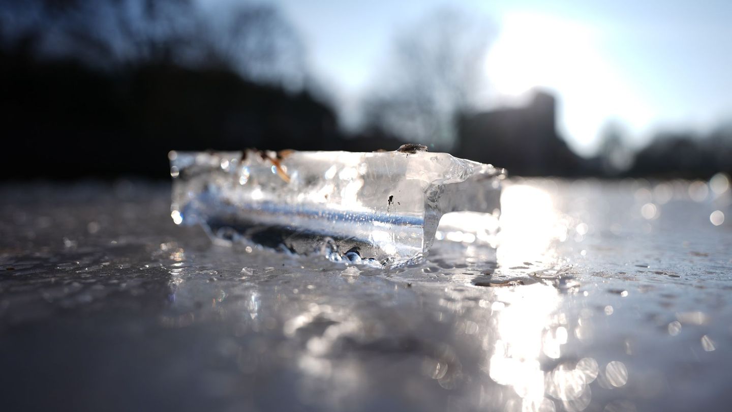 Das Eis ist mancherorts zwar dick, aber das reicht nicht aus, um es betreten zu können. (Symbolfoto) Foto: Marcus Brandt/dpa