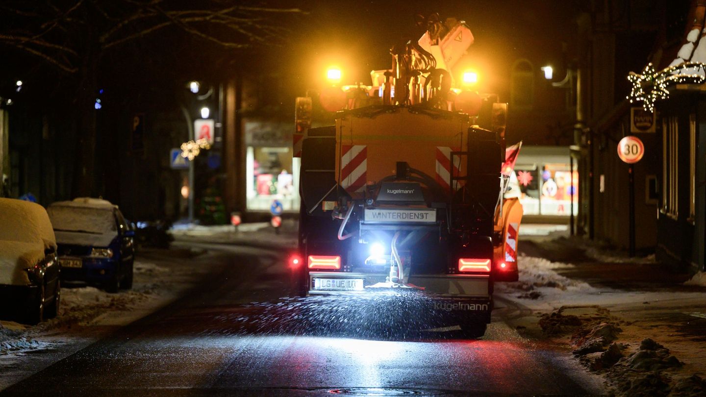 Eisregen kann im Südwesten Niedersachsens in der Nacht zum Samstag erneut für gefährlich glatte Straßen sorgen. (Archivbild) Fot