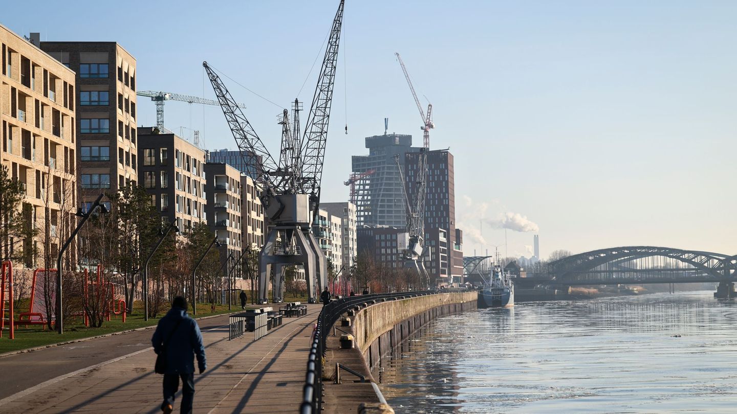 Im Elbtower soll ein Fünf-Sterne-Luxushotel entstehen. (Archivbild) Foto: Christian Charisius/dpa