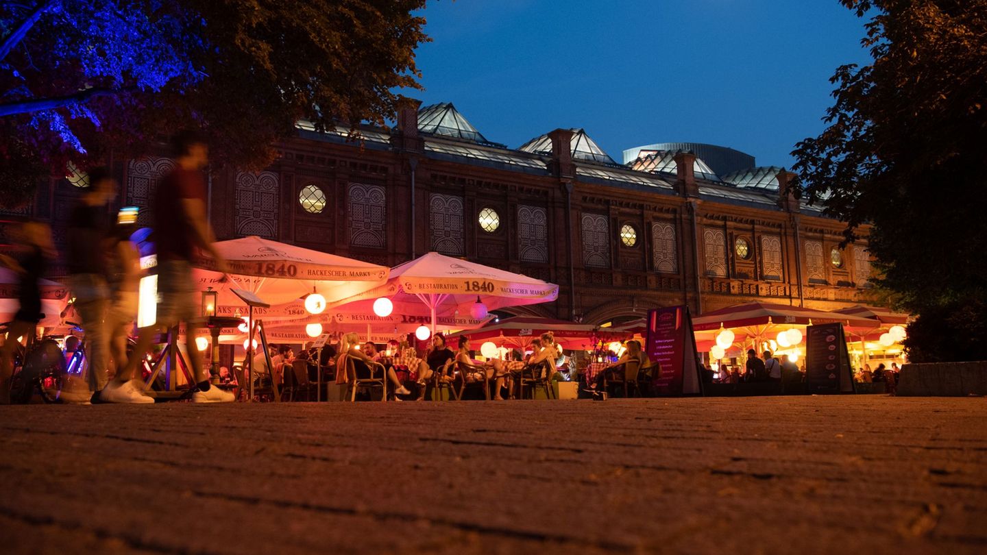 Womöglich dürfen schon im Sommer 2026 Gastro-Betriebe in Berlin ihre Gäste länger draußen bewirten. (Symbolbild) Foto: Paul Zink