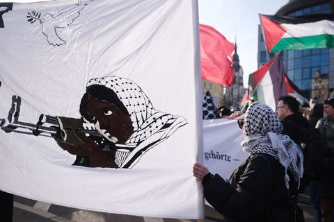 Eine sächsische Beamtin soll die propalästinensische Demo geleitet haben. (Archivbild) Foto: Sebastian Willnow/dpa