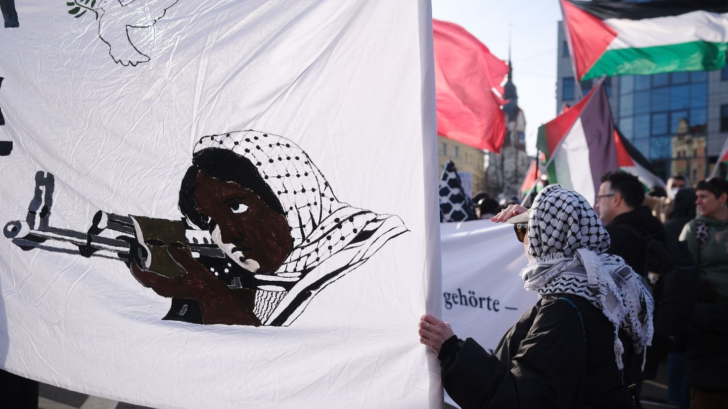 Eine sächsische Beamtin soll die propalästinensische Demo geleitet haben. (Archivbild) Foto: Sebastian Willnow/dpa