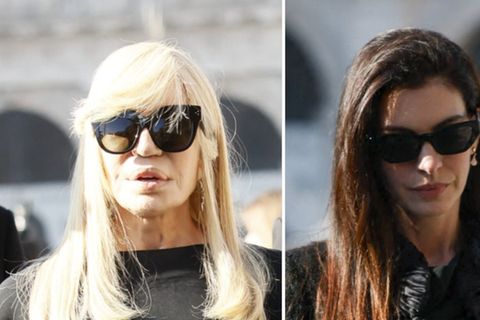 Donatella Versace (l.) und Anne Hathaway bei der Ankunft zur Trauerfeier für Valentino.