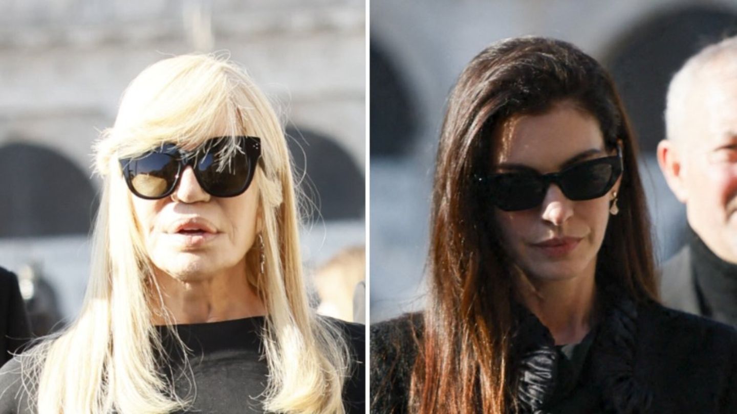 Donatella Versace (l.) und Anne Hathaway bei der Ankunft zur Trauerfeier für Valentino.