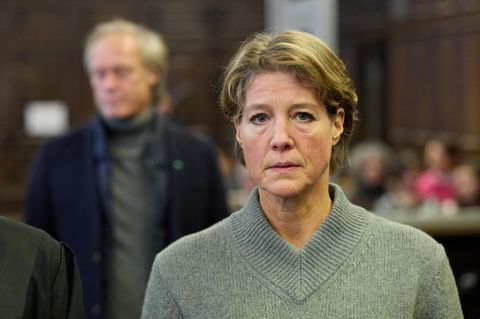 Christina Block steht in einem Saal des Hamburger Oberlandesgerichts und schaut ernst