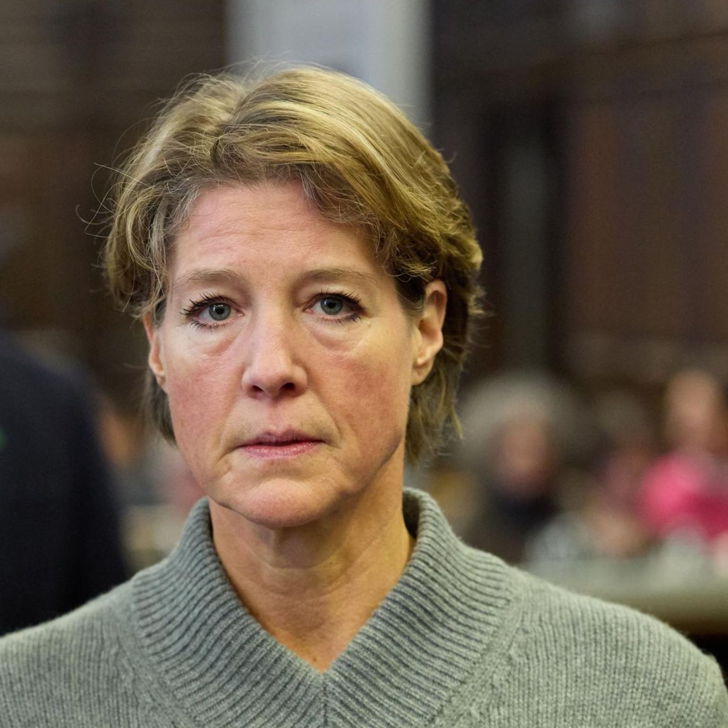 Christina Block steht in einem Saal des Hamburger Oberlandesgerichts und schaut ernst