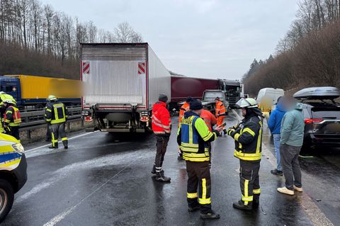 Glätte hat auf der A44 eine Unfallserie ausgelöst. Foto: Christian Müller/dpa