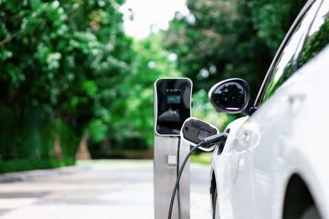 Durch Kombination von Händler-Bonus, staatlicher Förderung und Kfz-Steuerbefreiung, sind Elektroautos derzeit günstig zu haben.