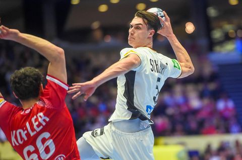 Handball-EM: DHB-Spieler Miro Schluroff  setzt zum Wurf an