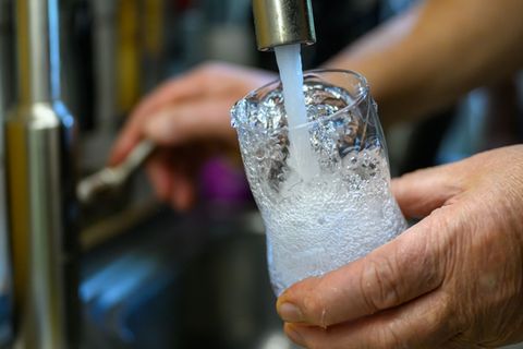 Nach über einer Woche ist das Trinkwasser wieder nutzbar. (Symbolbild) Foto: Hendrik Schmidt/dpa