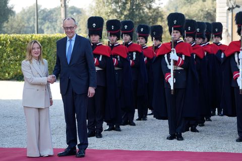 Kanzler Merz und Ministerpräsidentin Giorgia Meloni verstehen sich immer besser. Foto: Gregorio Borgia/AP/dpa