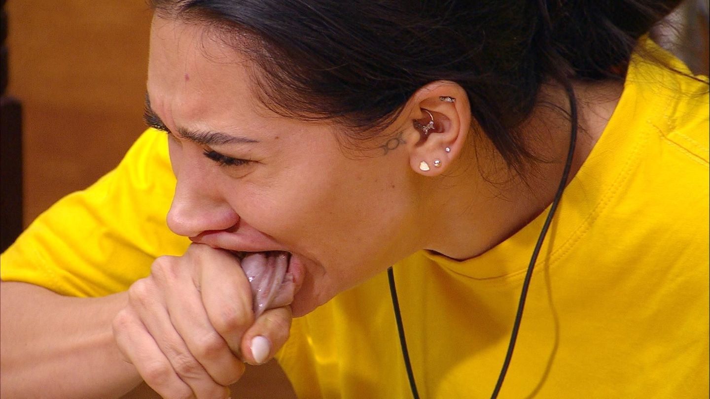 Samira Yavuz zeigt Kämpferherz und versucht sich am Büffelhoden - letztlich erfolglos