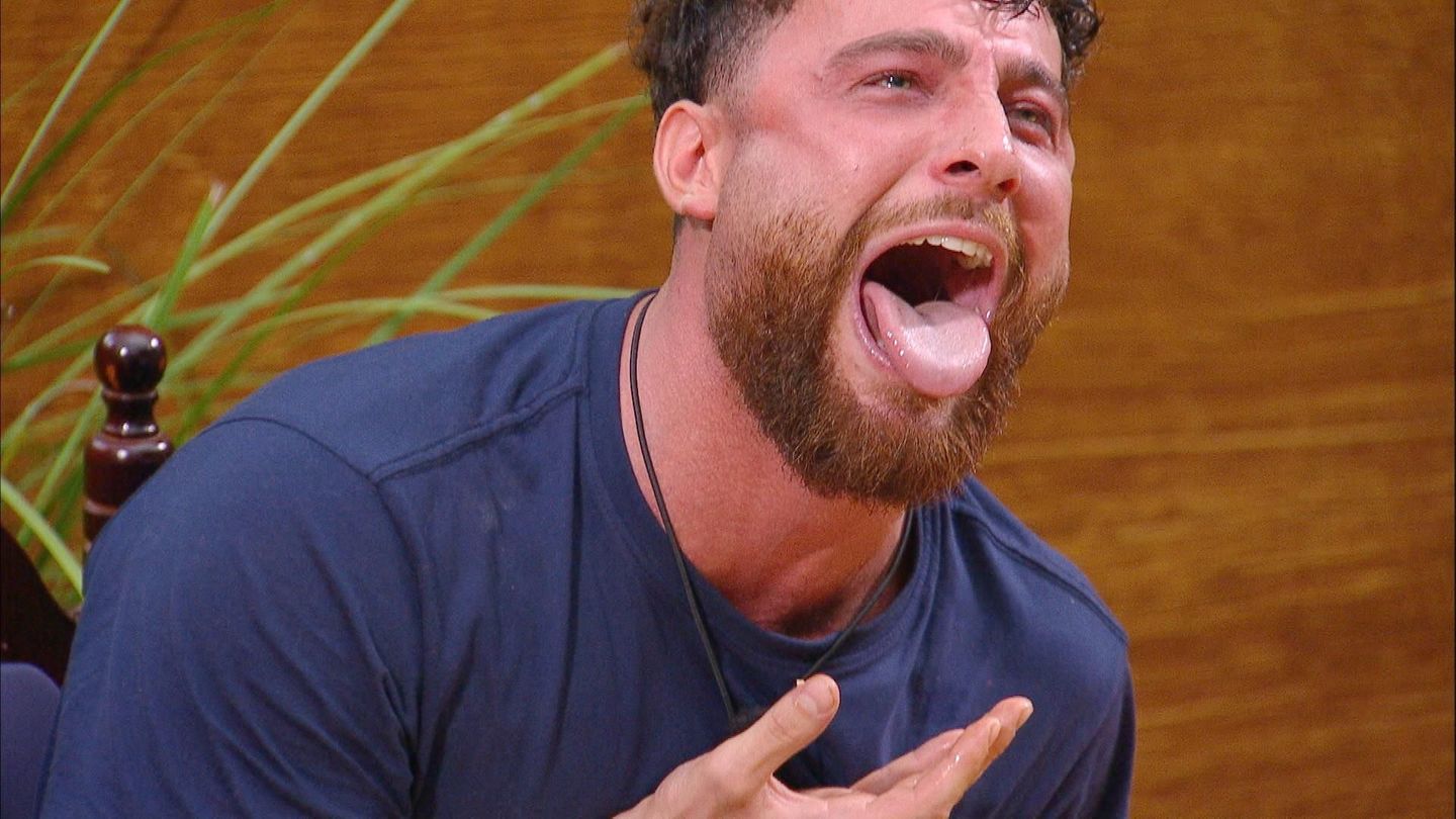 Besser schlägt sich Umut Tekin: Er bekommt vier Schnecken serviert, die er tapfer herunterwürgt