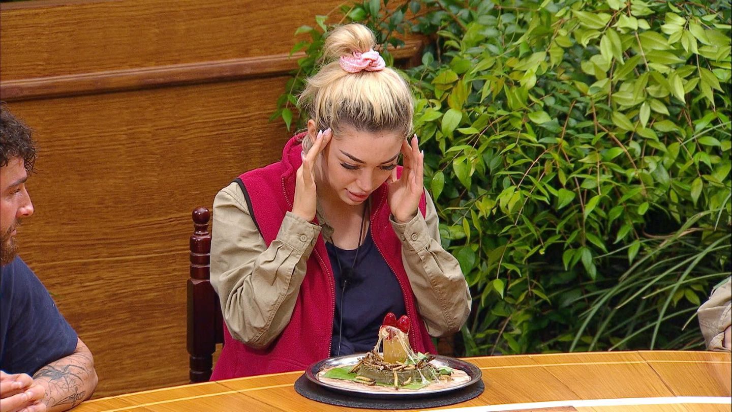 Ihr kritischer Blick deutet es an: Ariel wird an der Aufgabe scheitern, ein Krokodilherz zu verspreisen