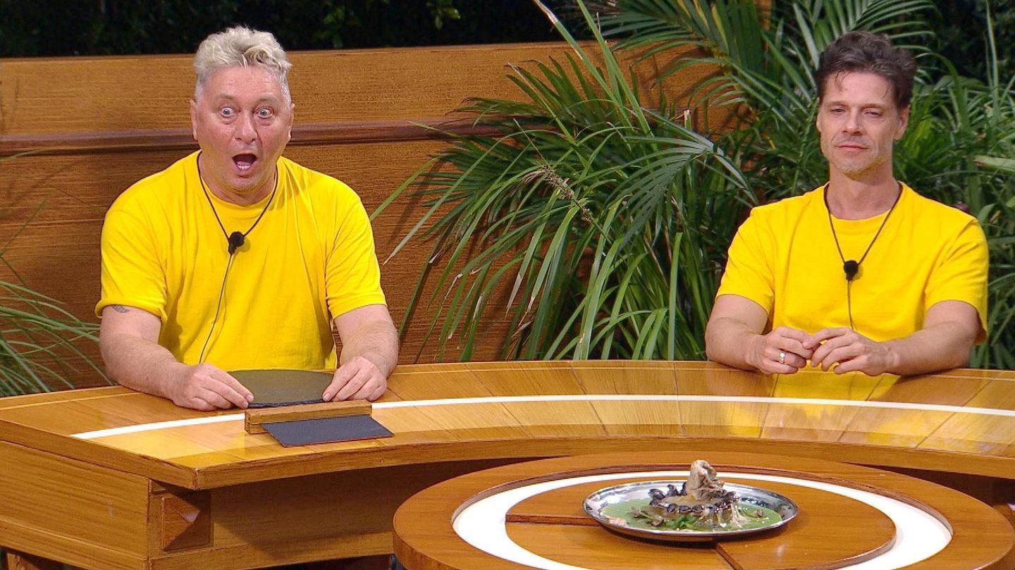 Hubert Fella (l.) sieht nicht begeistert aus: Bei ihm steht Kamelanus auf dem Speiseplan