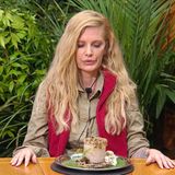 Auch bei Mirja du Mont hält sich die Begeisterung in Grenzen: Sie muss innerhalb von einer Minute 300 Milliliter pürierten Ziegenmagen verdrücken