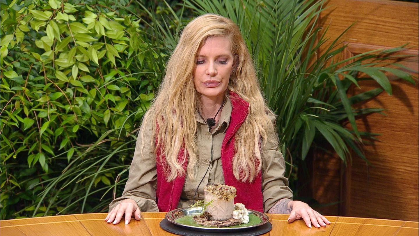 Auch bei Mirja du Mont hält sich die Begeisterung in Grenzen: Sie muss innerhalb von einer Minute 300 Milliliter pürierten Ziegenmagen verdrücken