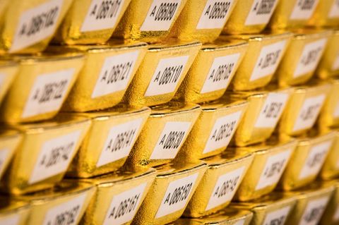Goldbarren liegen aufeinandergestapelt
